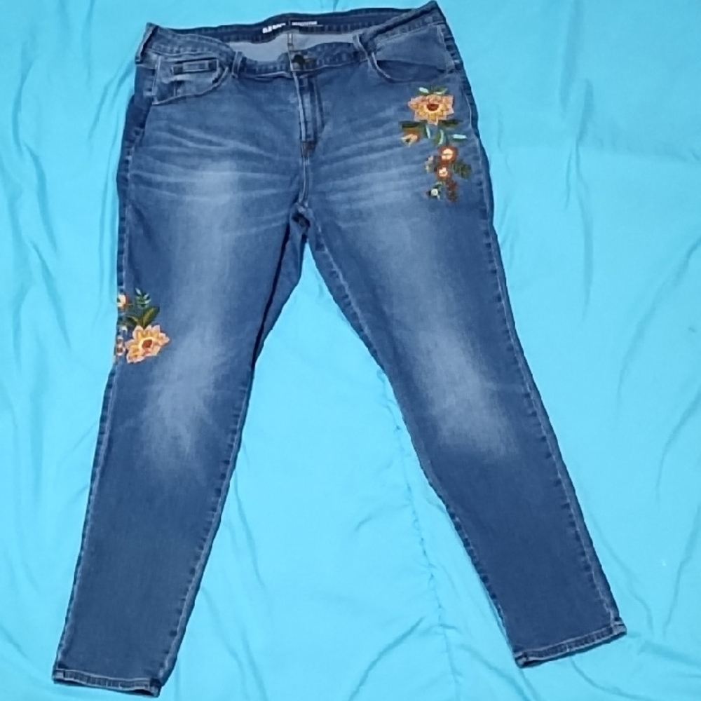 Old Navy Mid-Rise Rockstar Jeans with Floral Embroidery. Sz 16 Regular
